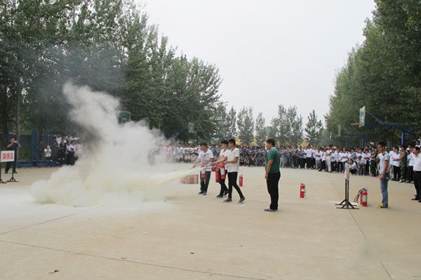 2014级新生消防演练.jpg
