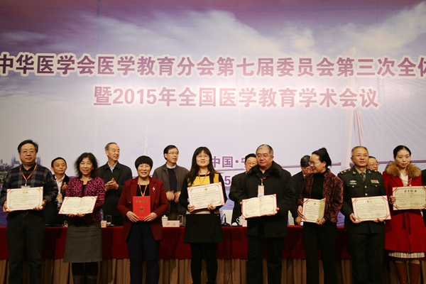 前排左三为吕磊,左四为尹晓琴 前排左三为吕磊,左四为尹晓琴