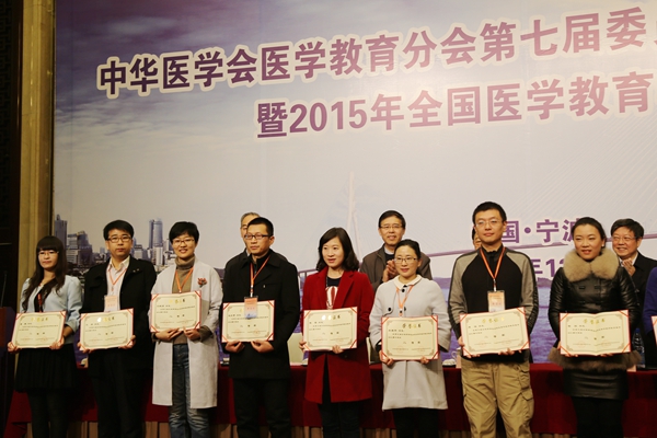 前排左三为刘晓丽 前排左三为刘晓丽