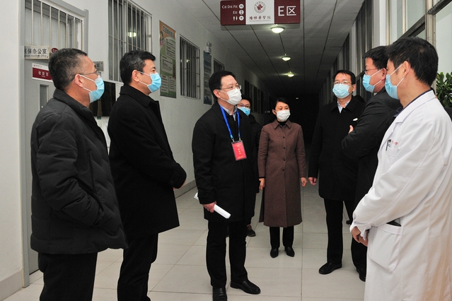 督查组到校医院临时留观室检查督导