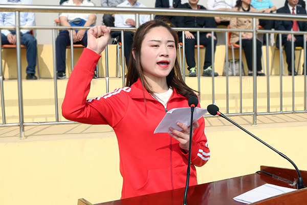 运动员代表姜丰宣誓