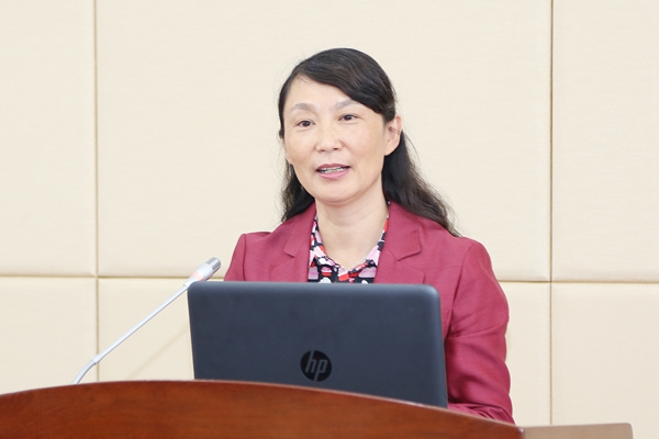 校长管英俊代表学校作表态发言 校长管英俊代表学校作表态发言