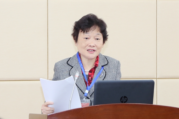 专家组组长、汕头大学杨棉华教授宣读《潍坊医学院临床医学专业初步认证报告》 专家组组长、汕头大学杨棉华教授宣读《潍坊医学院临床医学专业初步认证报告》