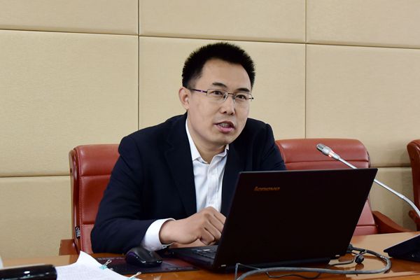 省政府采购专家肖忠峰作报告 省政府采购专家肖忠峰作报告