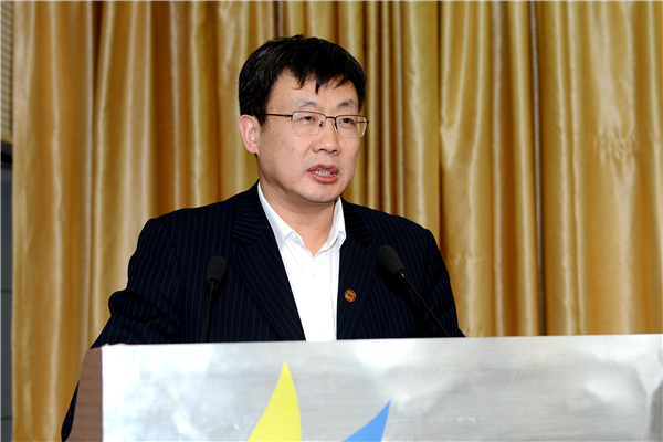 副校长刘军作报告 副校长刘军作报告