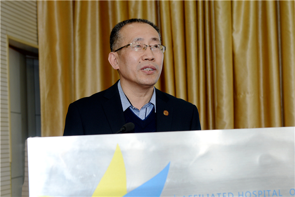 医院院长胡温庭作报告 医院院长胡温庭作报告