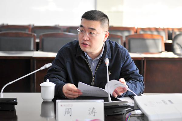 省委组织部干部四处调研员周涛宣读省委文件 省委组织部干部四处调研员周涛宣读省委文件