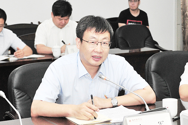 我校副校长,挂职青岛大学党委常委、副校长刘军主持签约仪式 我校副校长,挂职青岛大学党委常委、副校长刘军主持签约仪式