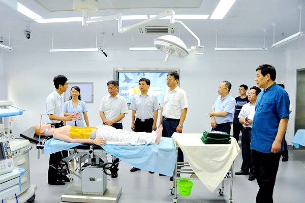 夏东伟一行参观我校国家级虚拟仿真实验教学中心 夏东伟一行参观我校国家级虚拟仿真实验教学中心