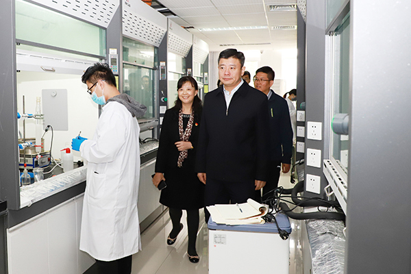 李明到药学院现场调研