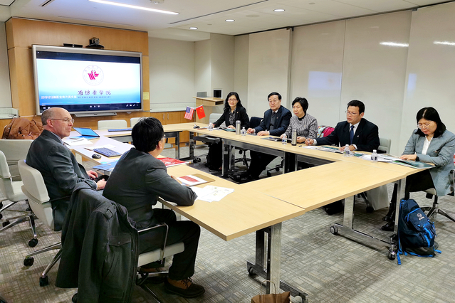 与哈森大学校方代表洽谈 与哈森大学校方代表洽谈