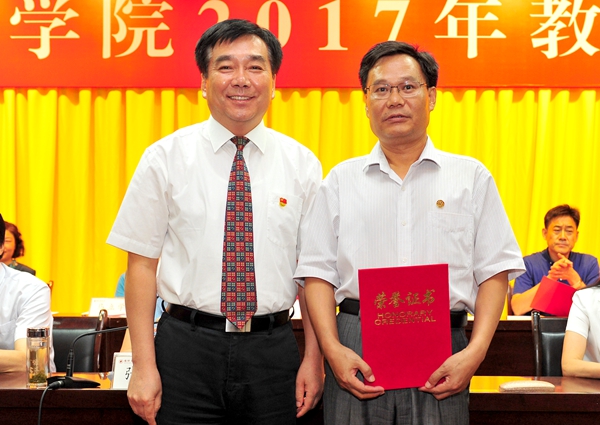 校党委书记李欣章为获得“2017年山东高校十大师德标兵提名奖”荣誉称号的王金才教授颁发证书