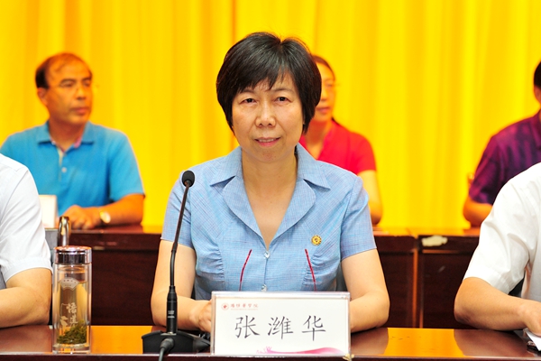 校党委副书记张潍华主持庆祝大会