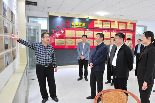 李明到公共卫生与管理学院现场调研 李明到公共卫生与管理学院现场调研