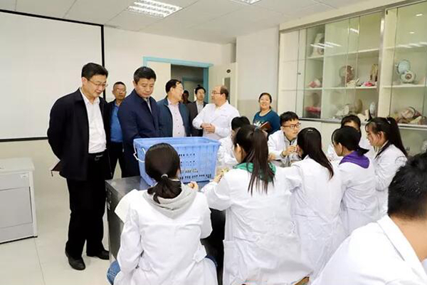 李明到临床医学院实验室现场调研 李明到临床医学院实验室现场调研
