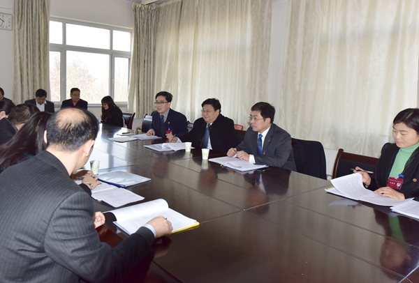 第三代表团讨论 第三代表团讨论