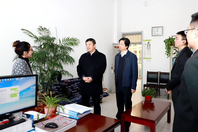 李明到学生处现场调研