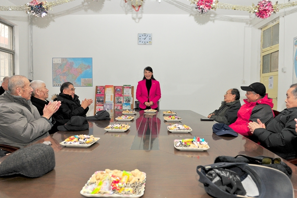 校长管英俊与离退休老同志座谈 校长管英俊与离退休老同志座谈