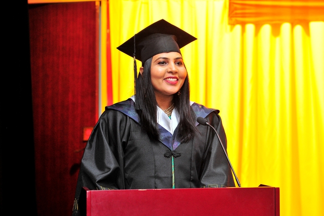 毕业生代表Gauri Chaudhary发言