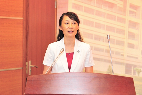 校长管英俊教授致欢迎词