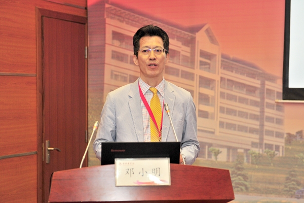 中国高等教育学会麻醉学教育学组组长邓小明教授作报告