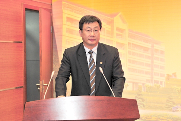 副校长刘军教授主持论坛开幕式