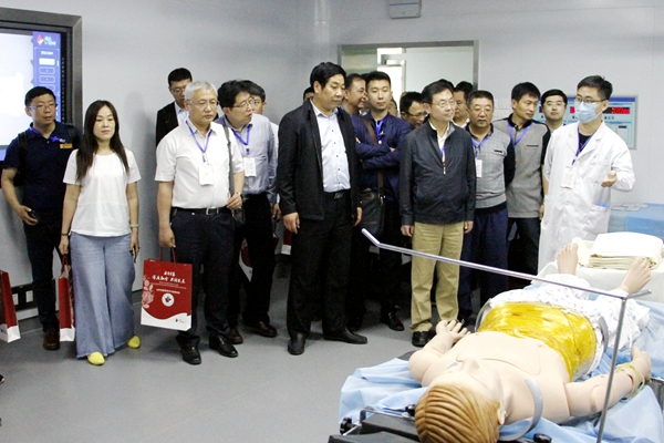 参观实验实训中心