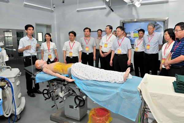与会领导现场观摩我校医学实验实训中心党支部党建工作