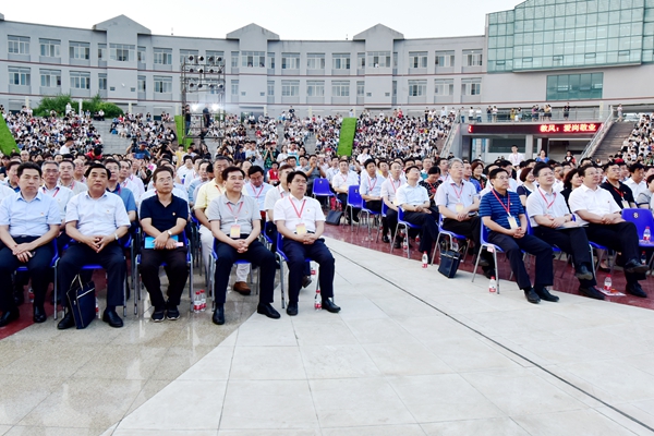 与会领导现场观摩观看我校党建思政成果展演