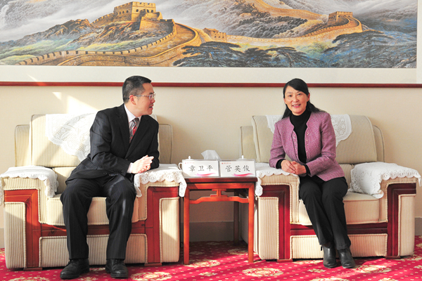 校长管英俊与章卫平教授座谈