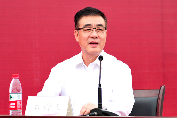 校党委书记石增立主持报告会