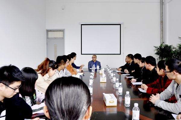 专家葛正龙主持召开学生座谈会 专家葛正龙主持召开学生座谈会