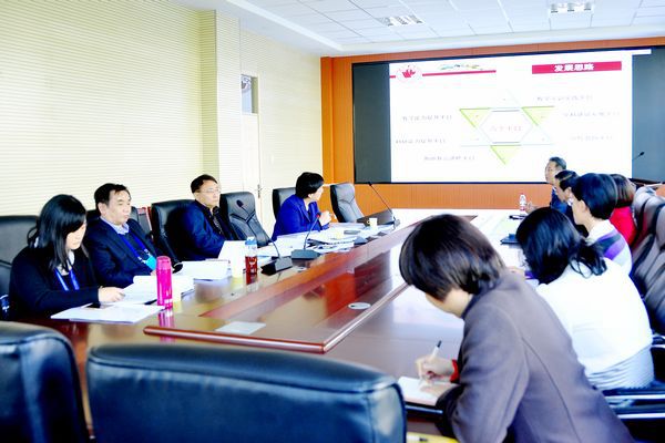 专家何仲义、安利国、徐惠等听取专业剖析和课程分析 专家何仲义、安利国、徐惠等听取专业剖析和课程分析