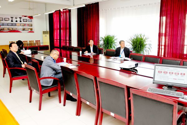 专家武继彪、姜振家、葛正龙听取专业剖析和课程分析 专家武继彪、姜振家、葛正龙听取专业剖析和课程分析