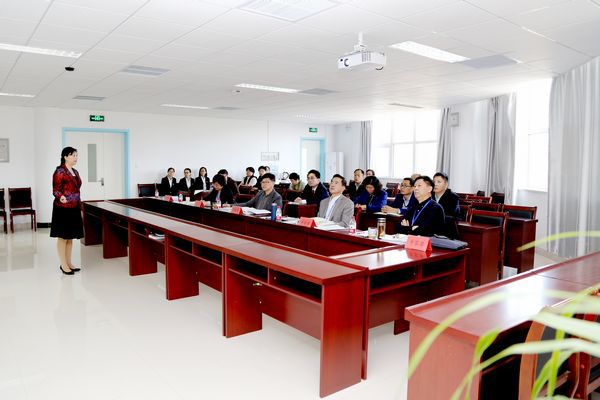 专家石岩、刘焕阳、陈廷等听取专业剖析和课程分析 专家石岩、刘焕阳、陈廷等听取专业剖析和课程分析