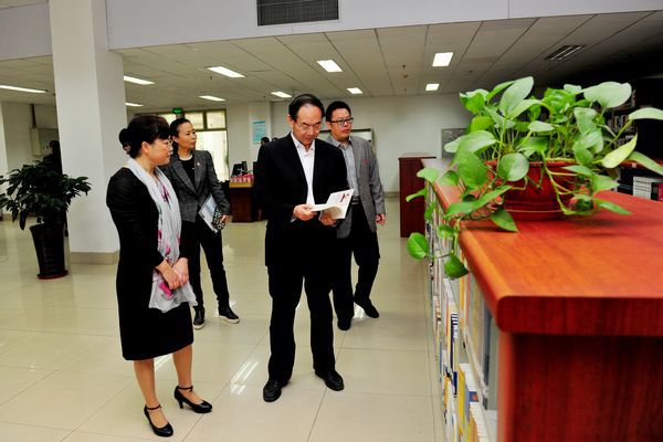 专家武继彪实地考察图书馆 专家武继彪实地考察图书馆