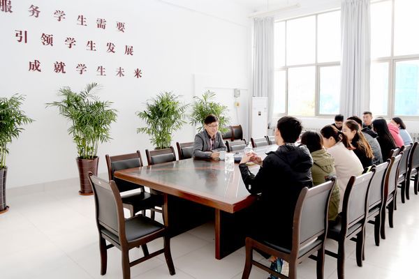 专家石岩主持召开学生座谈会 专家石岩主持召开学生座谈会