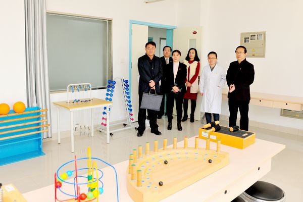 专家何仲义考察康复治疗学实验室 专家何仲义考察康复治疗学实验室
