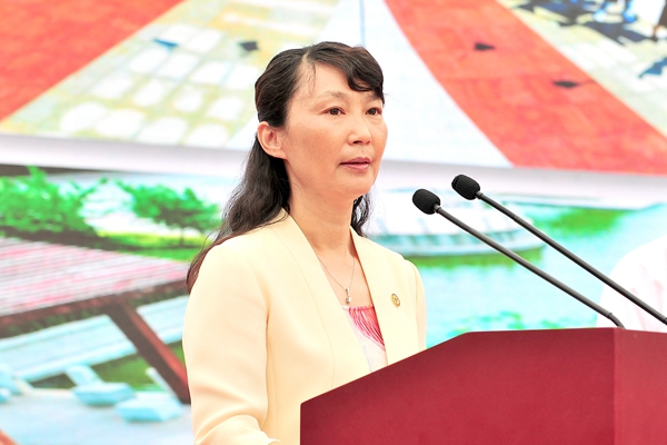 校学位评定委员会主席、校长管英俊致辞