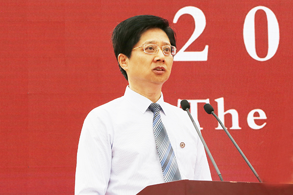 副校长朱军主持毕业典礼