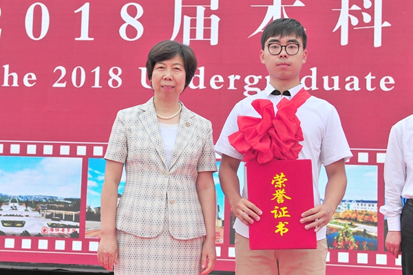 校党委副书记张潍华为我校第7例造血干细胞捐献者张勇杰颁发荣誉证书