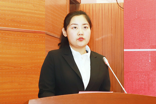 竞赛队员代表王晶宣誓