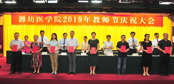 向实践教学先进集体和先进个人代表颁发证书 向实践教学先进集体和先进个人代表颁发证书