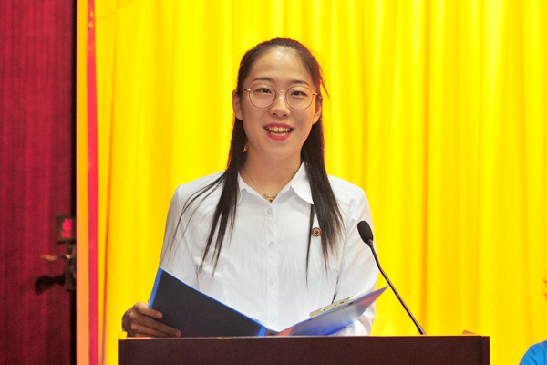 学生代表柴格同学发言 学生代表柴格同学发言