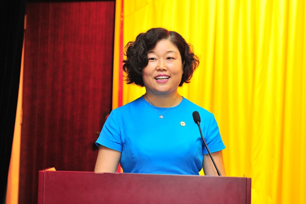 教师代表、“全国优秀教师”张维芬教授发言 教师代表、“全国优秀教师”张维芬教授发言