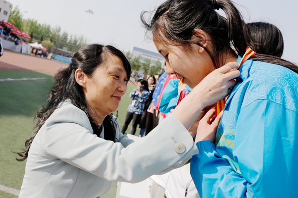 校长管英俊为获奖运动员颁奖