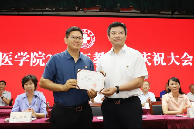 党委书记李明为宋伟国教授颁发证书