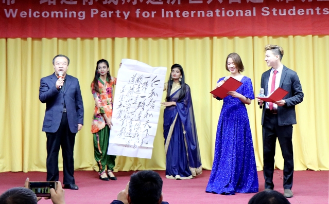 统战部王爱成部长通过书法作品寄语国际学生