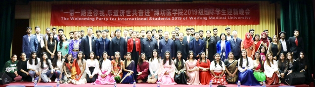 副院长孙宏伟、相关职能部门、院系负责人与全体演职人员合影