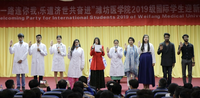 话剧《我的生命，你的决定》，国际学生庄严宣读医学生誓言